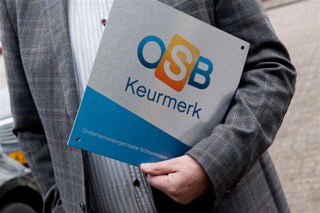 OSB druk op pad om OSB-Keurmerk deurbord uit te reiken