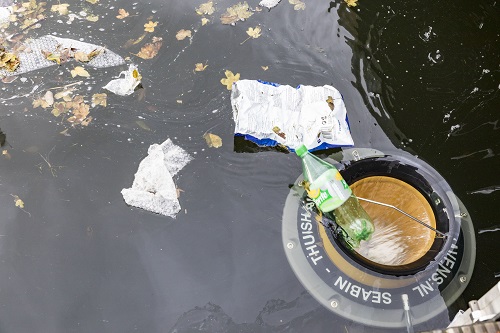 Eerste drijvende prullenbak in jachthaven tegen plastic soep