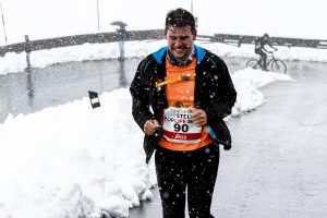 Directeur Bas Cornelissen van EW Facility Services baant zich door de sneeuw een weg naar de top.