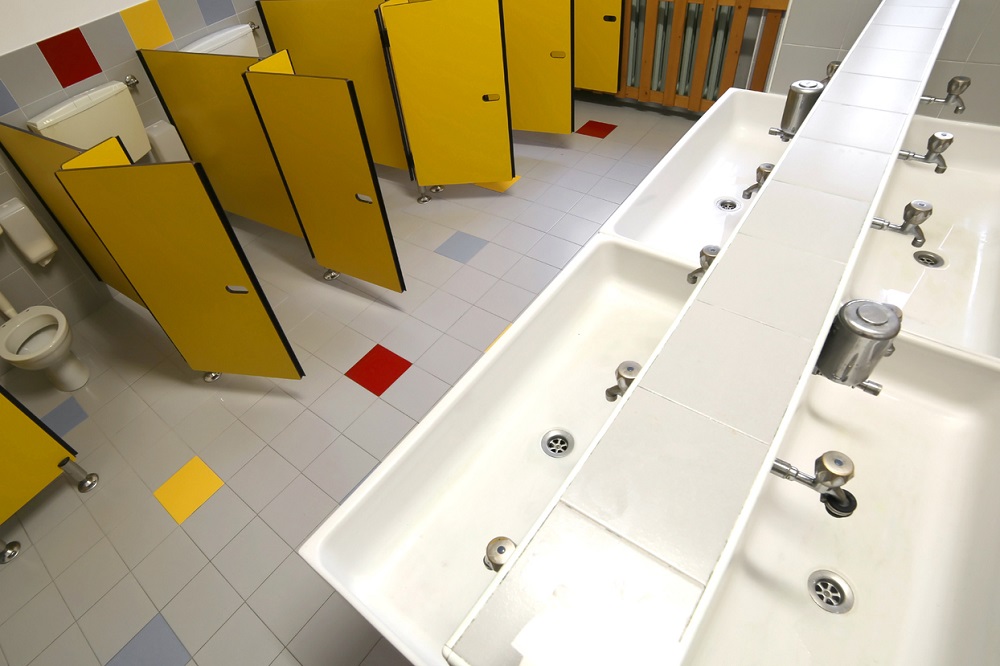 Schoonmakend Nederland: ‘Maak kwaliteit van schoonmaak toetsbaar’ Leerlingen vermijden school-wc vanwege slechte hygiëne
