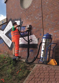 Graffiti verwijderen zonder hoge druk met Tornado ACS