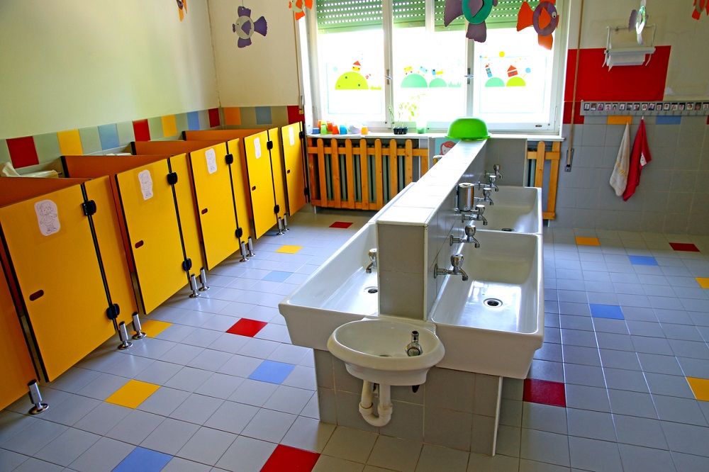 'Verplicht zittend plassen voor schonere toiletten basisonderwijs'