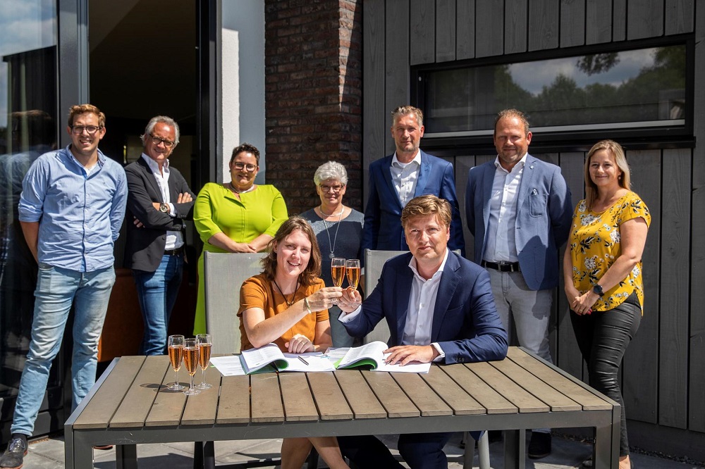 Landal GreenParks en Gom Hospitality hebben een mantelovereenkomst ondertekend voor de schoonmaak van vakantieparken in Nederland. Daarmee is het schoonmaakbedrijf een van de drie preferred suppliers voor schoonmaakdienstverlening. Sinds 2019 maakt Gom Hospitality schoon in het park Landal Amerongse Berg.