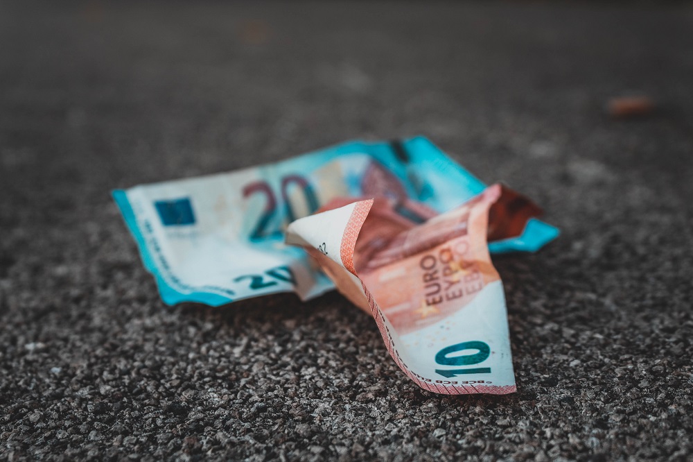Schoonmakend Nederland roept kabinet op om te helpen bij schulden TOSB: Schoonmakers dreigen zorgbonus mis te lopen wee schoonmaakbedrijven failliet in september