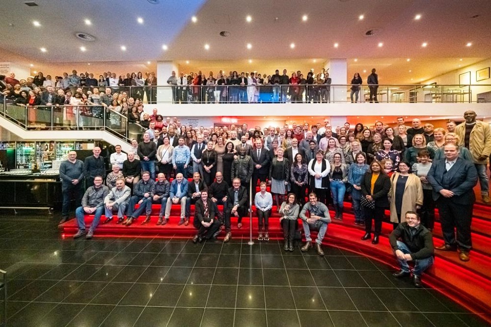 Familiebedrijf Facilicom Group uit Schiedam fêteerde maandag 25 november in het Beatrix Theater in Utrecht ruim 650 gasten tijdens de jubilarissenavond. Dit jaar zijn 483 medewerkers 12,5 jaar in dienst, 69 personen 25 jaar en maar liefst 25 vieren een 40-jarige jubileum.