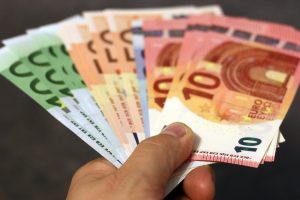 Schoonmakers onterecht ontslagen, krijgen 15.000 euro mee