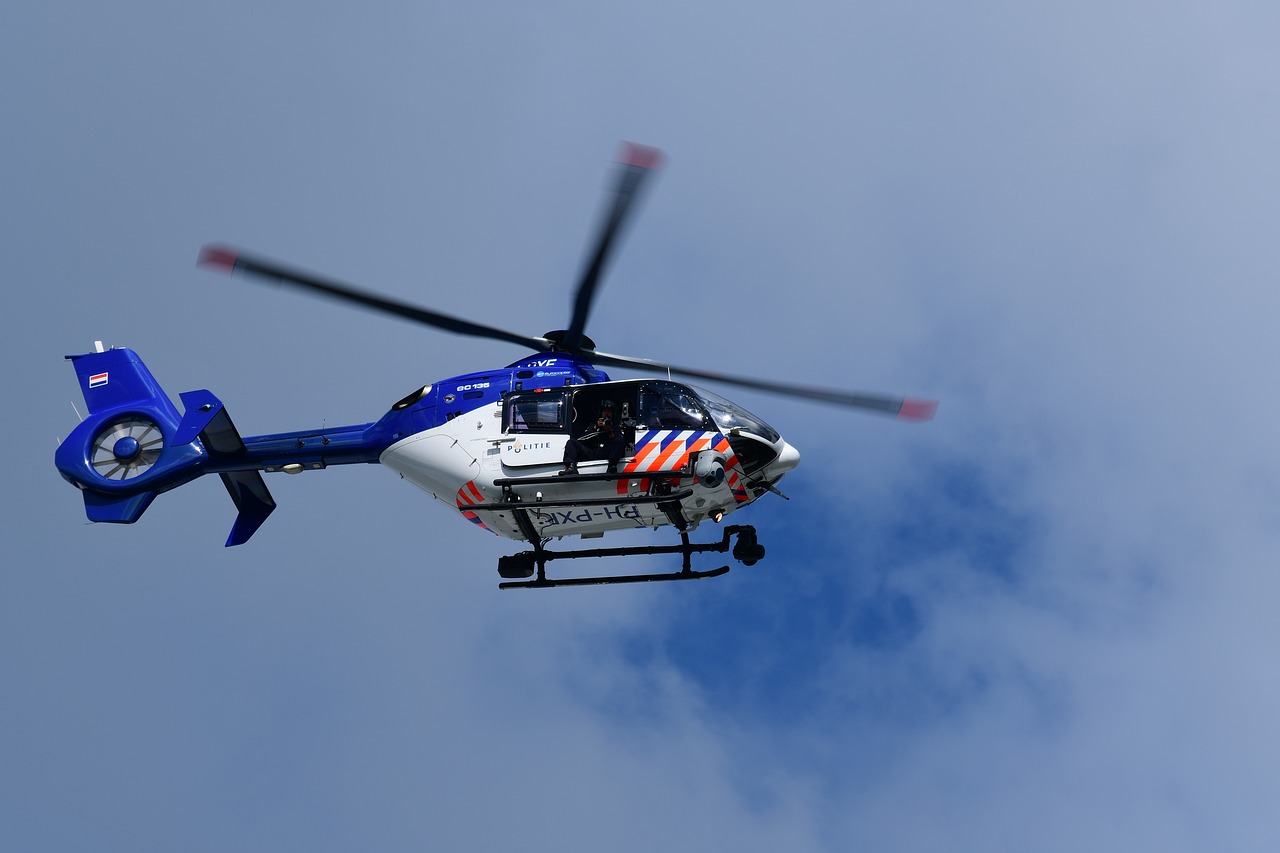 Politiehelikopter rukt uit voor glazenwasser