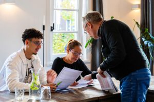 Taal op de werkvloer: sleutel tot verbinding, veiligheid en succes