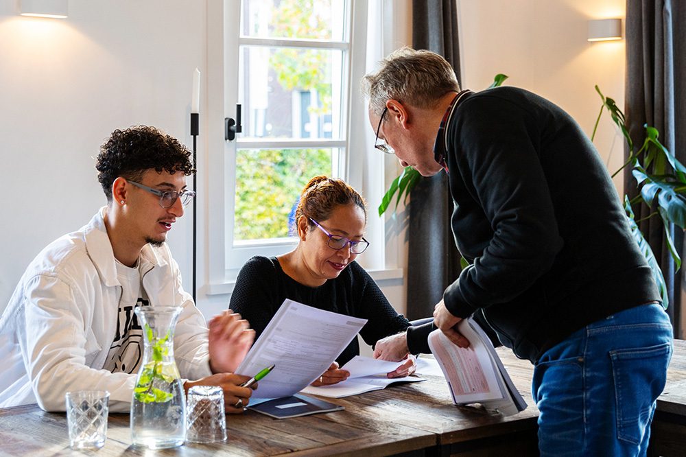 Taal op de werkvloer: sleutel tot verbinding, veiligheid en succes