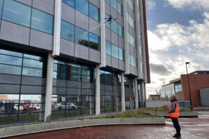 Gom gaat drones inzetten voor glas- en gevelreiniging